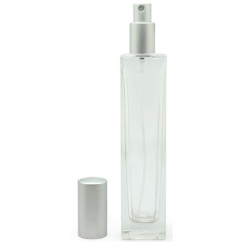 Flakon für hohes Parfüm von 100 ml. Online-Verkauf. Flakon für hohes Parfüm von 100 ml. Online-Verkauf.