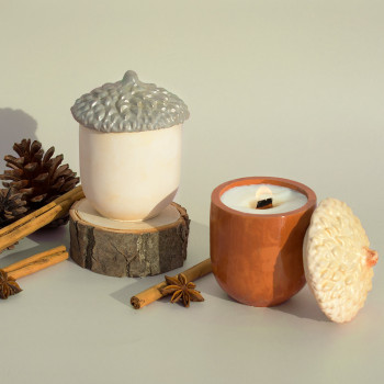 Silikonform in Eichelform zur Herstellung von Kerzenbehältern.