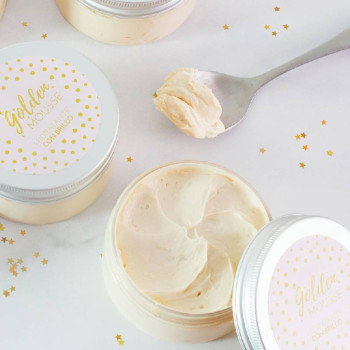 Set zur Herstellung von feuchtigkeitsspendendem Körpermousse mit Glanz. Materialien und Anleitungen Set zur Herstellung von feuchtigkeitsspendendem Körpermousse mit Glanz. Materialien und Anleitungen