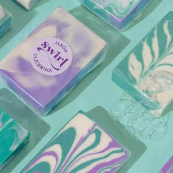 Kit na výrobu swirl mydla – biely základ, materiály a návod | Gran Velada Kit na výrobu swirl mydla – biely základ, materiály a návod | Gran Velada