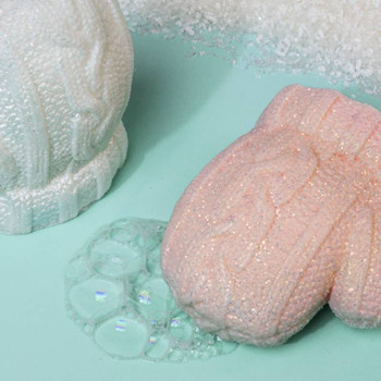 Set zum Herstellen von Weihnachtsseifen aus Wollhandschuhen. Materialien und Anleitung