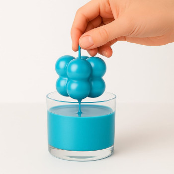 Metallic-Türkis-Lack zum Dekorieren von DIY-Kerzen.