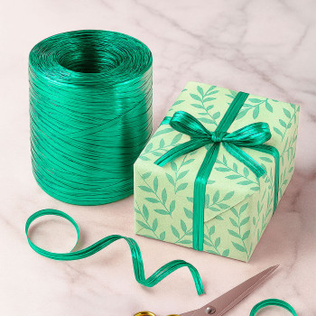 Metallisches smaragdgrünes Bastband. Online-Verkauf.