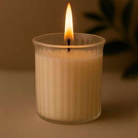 Behälter für Kerzen mit geprägten Linien