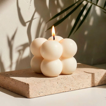 Silikonwürfelform mit 4 Kugeln zur Herstellung von Kerzen.