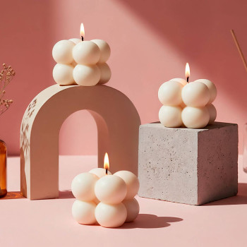 Silikonwürfelform mit 4 Kugeln zur Herstellung von Kerzen.