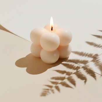 Silikonwürfelform mit 4 Kugeln zur Herstellung von Kerzen.