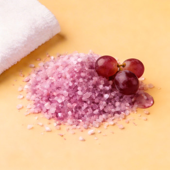 Traubenfarbener Flüssigfarbstoff zur Herstellung von Glycerinseife.