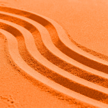 Feiner orangefarbener dekorativer Sand. Online-Verkauf