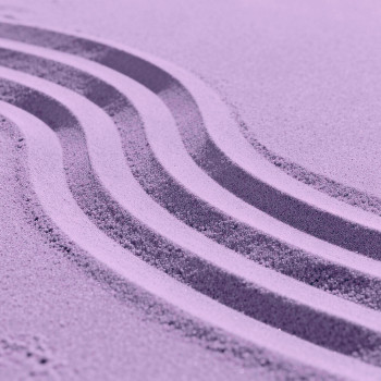 Feiner, zart violetter Sand für Dekorationen und Kunsthandwerk.