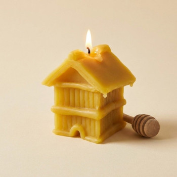 Form für hausgemachten Bienenwachskerzen in Form eines Hauses.