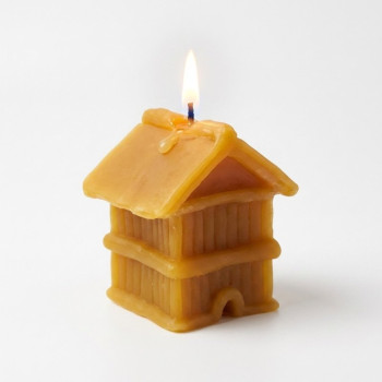 Form für hausgemachten Bienenwachskerzen in Form eines Hauses.