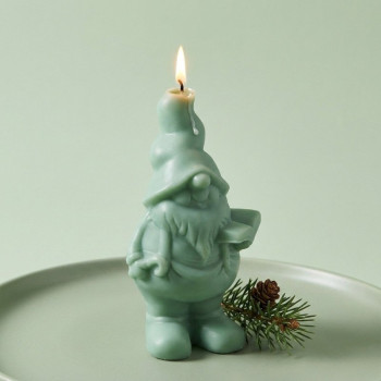 Silikonform Elf mit Buch zum Herstellen von Weihnachtskerzen.