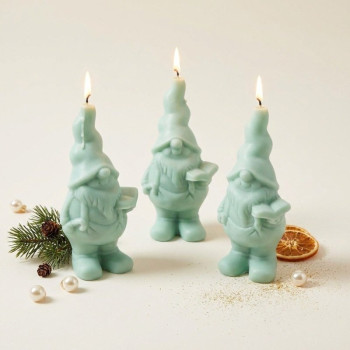 Silikonform Elf mit Buch zum Herstellen von Weihnachtskerzen.