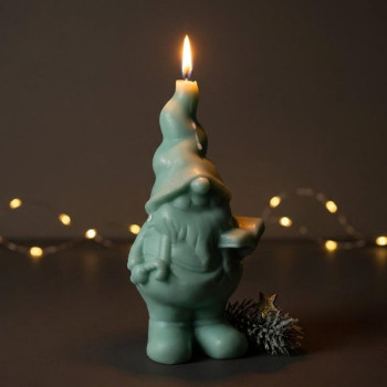 Silikonform Elf mit Buch zum Herstellen von Weihnachtskerzen.