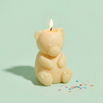 Silikonform mit sitzendem Teddybär zum Herstellen von selbstgemachten Kerzen.