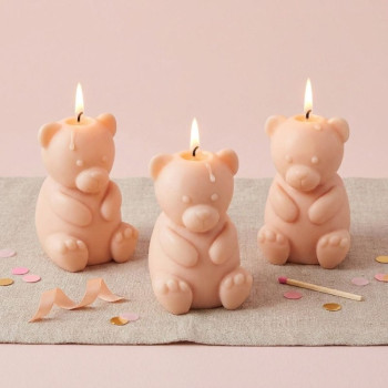 Silikonform mit sitzendem Teddybär zum Herstellen von selbstgemachten Kerzen.