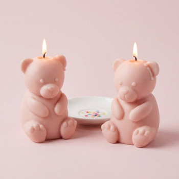 Silikonform mit sitzendem Teddybär zum Herstellen von selbstgemachten Kerzen.