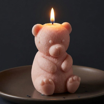 Silikonform mit sitzendem Teddybär zum Herstellen von selbstgemachten Kerzen.