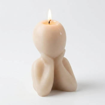 Portavelas hecho con cemento para figuras naranja neón y molde de silicona